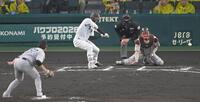 ６回、井上の投球を後逸する大城（撮影・飯室逸平）