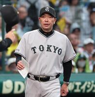 メンバー表の交換に向かう阿部監督（撮影・西田忠信）