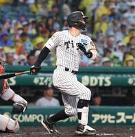 ４回、先制の適時三塁打を放つ佐藤輝（撮影・西田忠信）