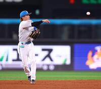 ７回、渡部の打球を処理し、一塁へ悪送球する水野（撮影・中島達哉）