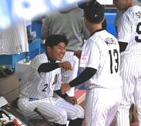 ７回に走者一掃の右越え適時二塁打を放ち、ベンチで毛利（手前）とグータッチを交わす松川（撮影・開出牧）