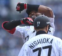 １回、先制の右前適時打を放ちポーズを決めるポランコ（撮影・開出牧）