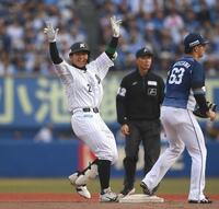 ７回、走者一掃の右越え適時二塁打を放ちポーズを決める松川（左）。右は西武・長谷川（撮影・開出牧）