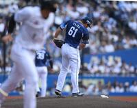 １回、藤原（手前）に四球を与えた平良（撮影・開出牧）