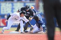 １回、左前打を放つが二塁を狙いタッチアウトとなるカナリオ（右）。二塁手・小川（撮影・開出牧）