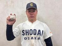 通算１０号の記念球を手にする春山