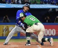 ２回、京田の一塁ゴロで三走・宮崎（奥）が三本間で挟殺される（タッチに向かう野手は茂木）＝撮影・佐藤厚