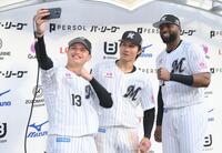 お立ち台で自撮りをするロッテの（左から）毛利、藤原、ポランコ（撮影・開出牧）