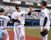 ２回、右越え２ランを放ち先発の毛利（右）とタッチを交わす藤原（撮影・開出牧）