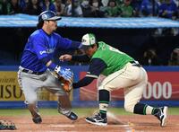 ２回、京田の一塁ゴロで三走・宮崎（左）が三本間で挟殺される（本塁で茂木がタッチに迎える）＝撮影・佐藤厚