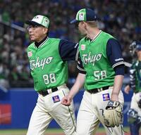 ６回、ウォルターズ（右）を降板させる池山監督（撮影・佐藤厚）