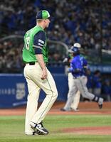 ５回、ウォルターズは宮崎（右）に本塁打を浴びる（撮影・佐藤厚）