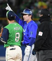 ３回、佐野は左翼へ先制の適時二塁打を放つ（撮影・佐藤厚）