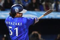 ５回、宮崎は左越えに２号ソロを放つ（撮影・佐藤厚）