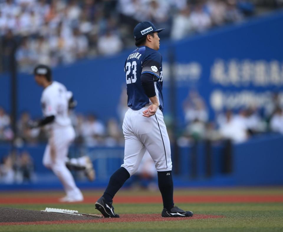 ２回、藤原（後方）に右越え２ランを打たれた西武の２番手・糸川（撮影・開出牧）