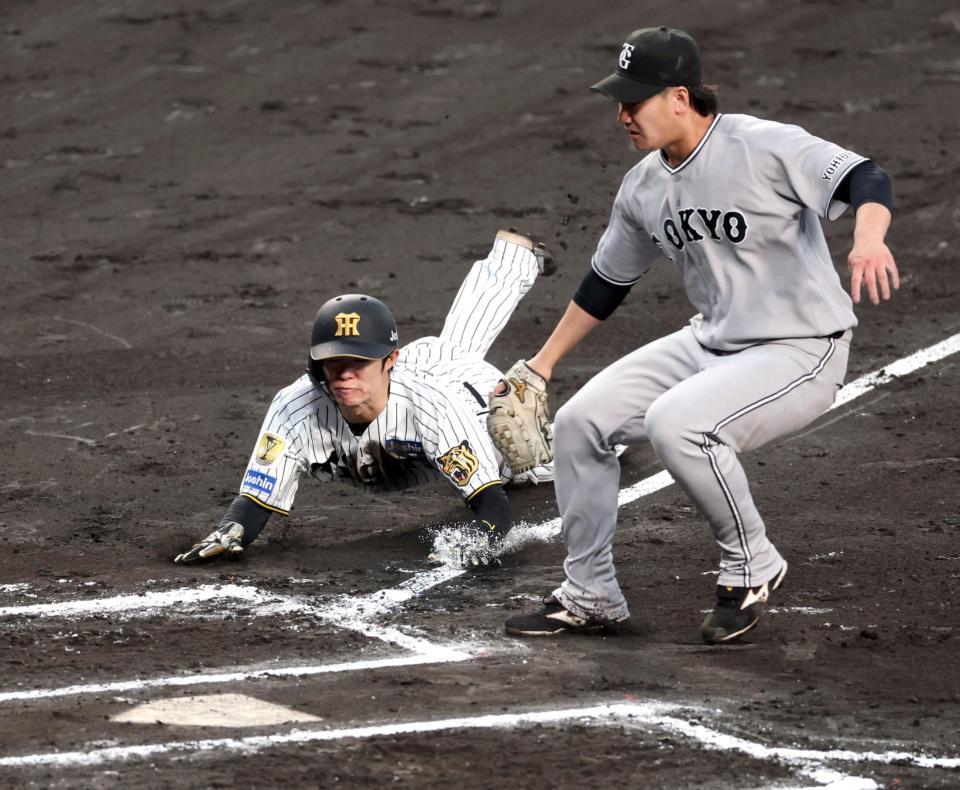 ６回、中野はバッテリーミスで生還する（ベースカバーは巨人・井上）＝撮影・山口登