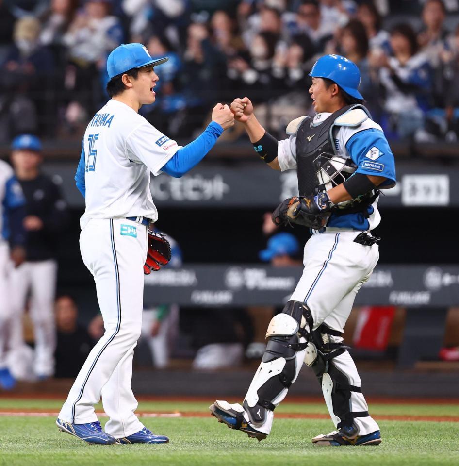 今季初完封勝利をあげ、進藤（右）とタッチを交わす北山（撮影・中島達哉）