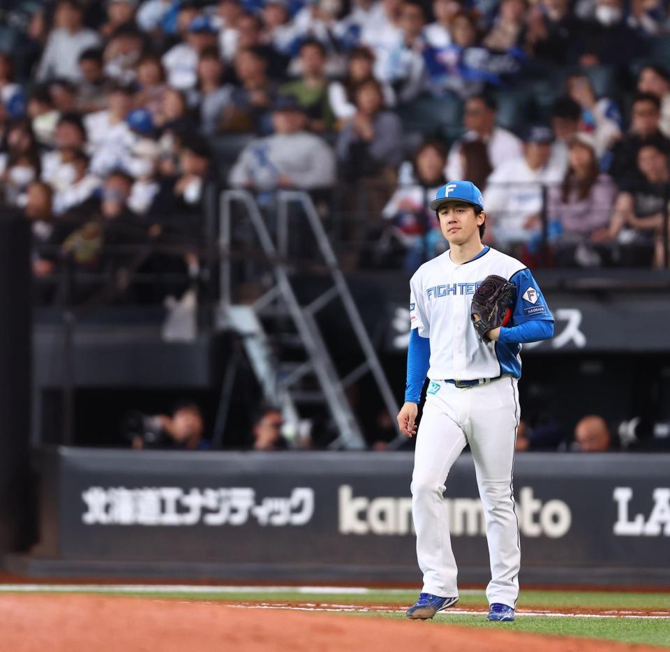９回のマウンドに向かう北山（撮影・中島達哉）