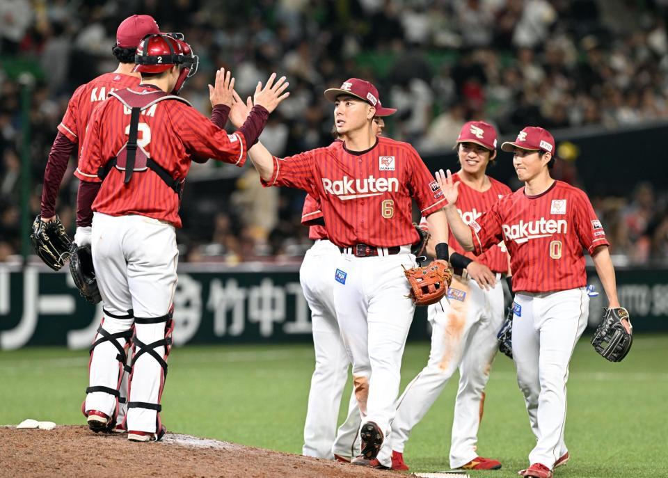 ソフトバンクに勝利し、タッチを交わす楽天ナイン