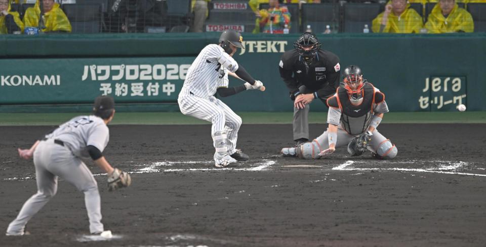 ６回、井上の投球を後逸する大城（撮影・飯室逸平）