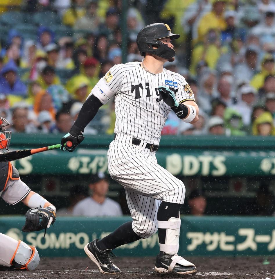 ４回、先制の適時三塁打を放つ佐藤輝（撮影・西田忠信）