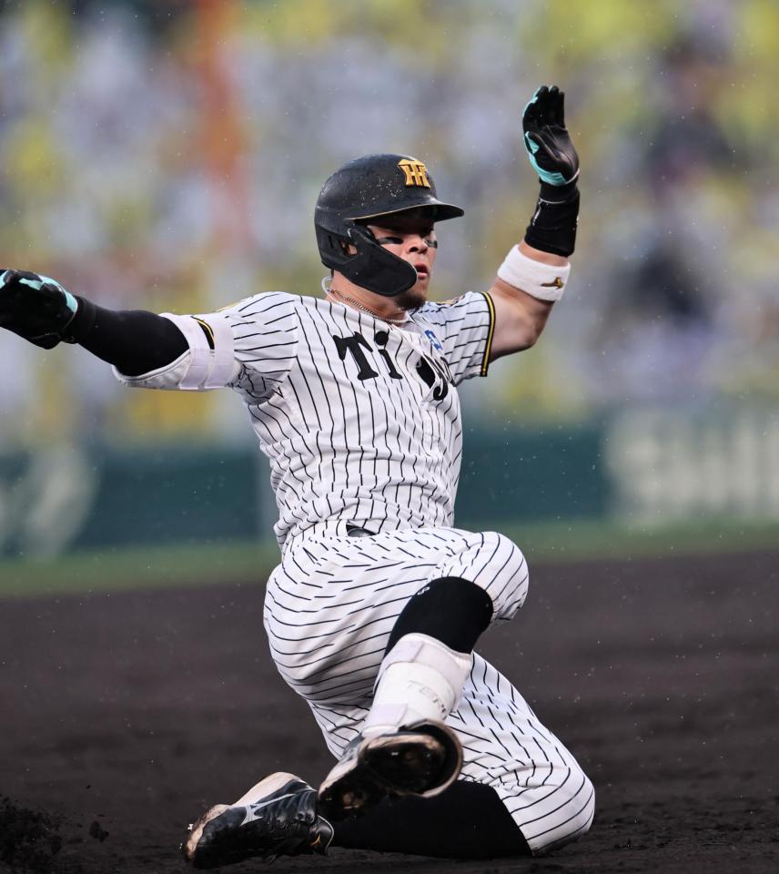 ４回、適時三塁打を放ち、三塁にすべり込む佐藤輝（撮影・田中太一）