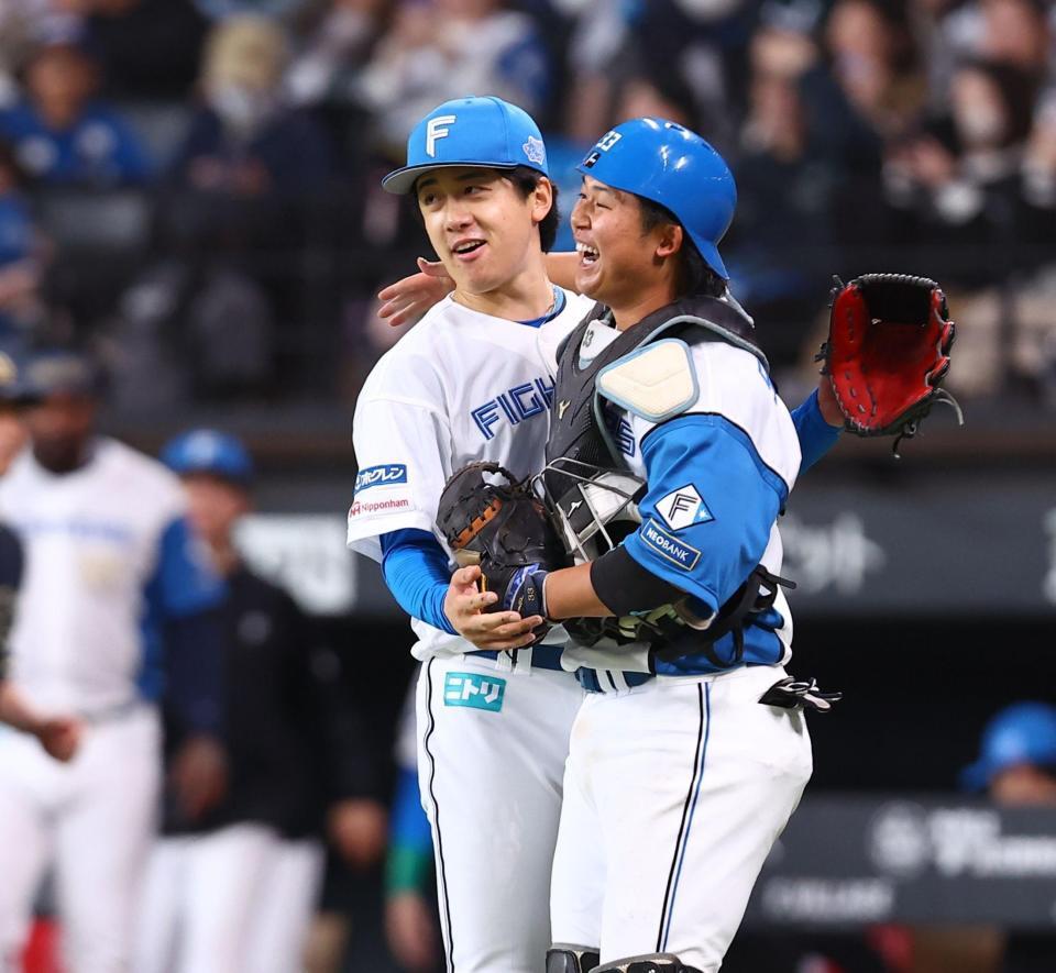今季初完封勝利をあげ、進藤（右）と喜び合う北山（撮影・中島達哉）