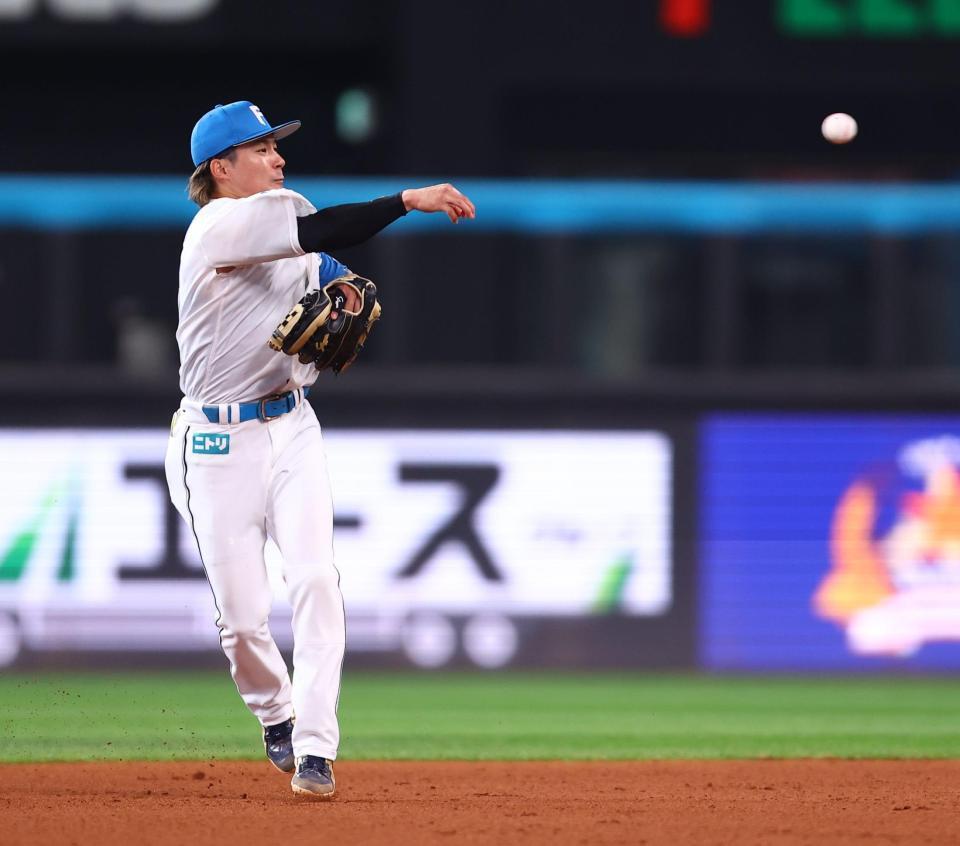 ７回、渡部の打球を処理し、一塁へ悪送球する水野（撮影・中島達哉）