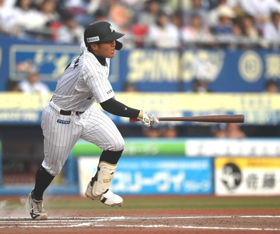 ７回、走者一掃の右越え適時二塁打を放つ松川（撮影・開出牧）