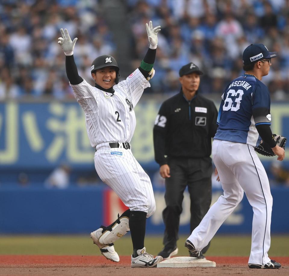 ７回、走者一掃の右越え適時二塁打を放ちポーズを決める松川（左）。右は西武・長谷川（撮影・開出牧）