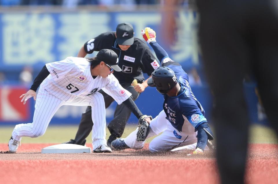 １回、左前打を放つが二塁を狙いタッチアウトとなるカナリオ（右）。二塁手・小川（撮影・開出牧）