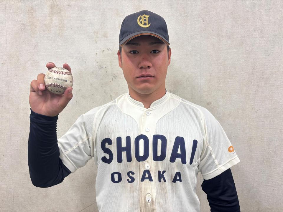 通算１０号の記念球を手にする春山