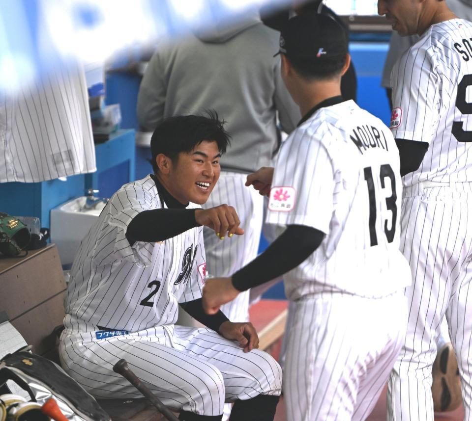 ７回に走者一掃の右越え適時二塁打を放ち、ベンチで毛利（手前）とグータッチを交わす松川（撮影・開出牧）