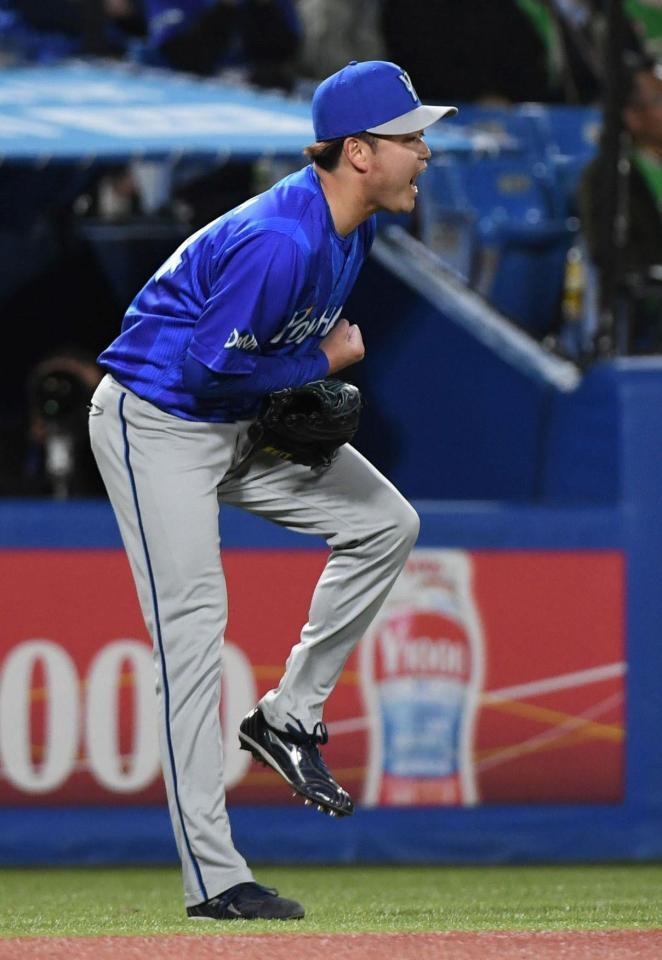 ６回、古賀を三塁ゴロに打ち取り、雄叫びを上げる石田裕（撮影・佐藤厚）