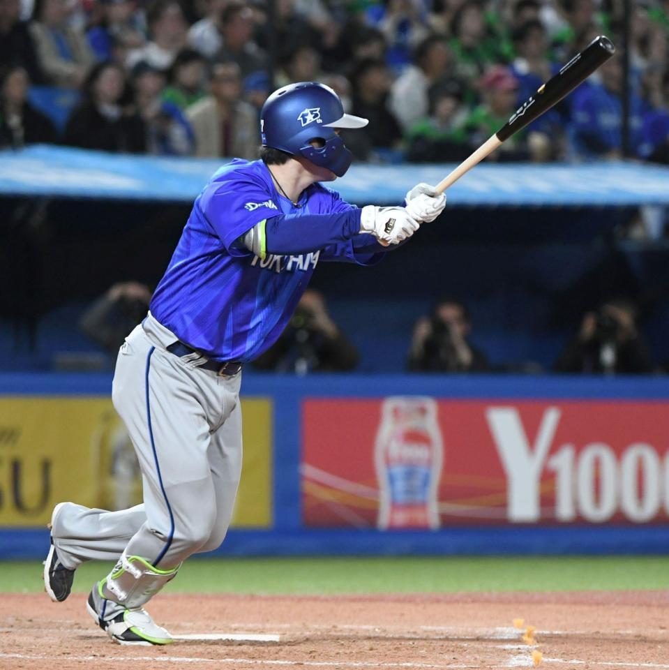 ３回、佐野は左翼へ先制の適時二塁打を放つ（撮影・佐藤厚）