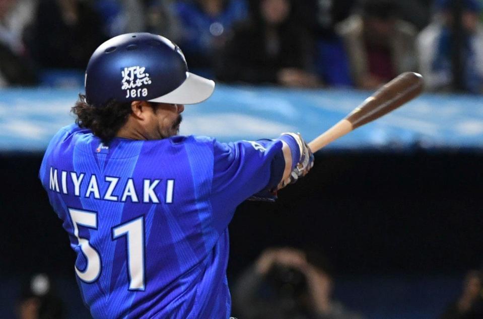 ５回、宮崎は左越えに２号ソロを放つ（撮影・佐藤厚）