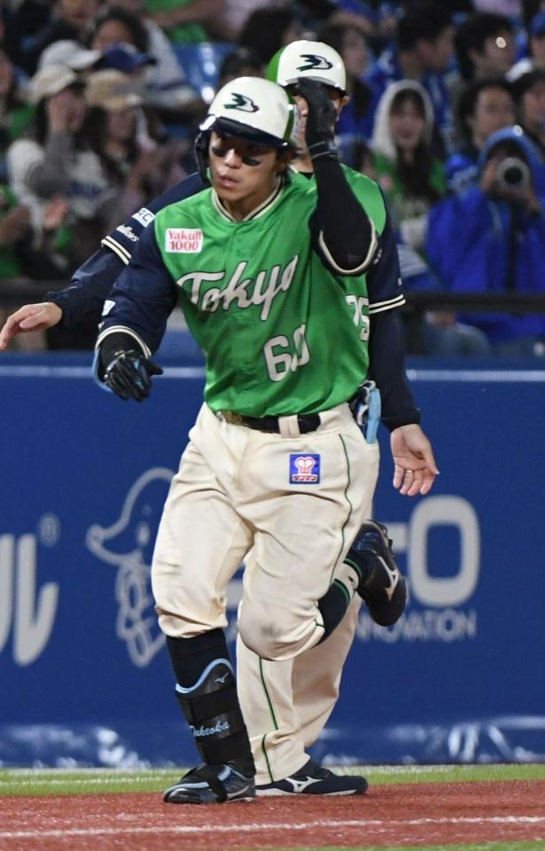 ９回、右中間に３号ソロを放った武岡（撮影・佐藤厚）