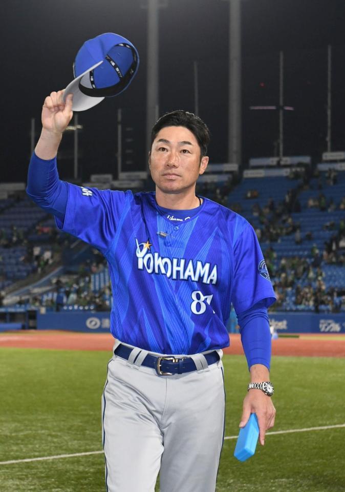 スタンドからの歓声に帽子を上げて応える相川監督（撮影・佐藤厚）