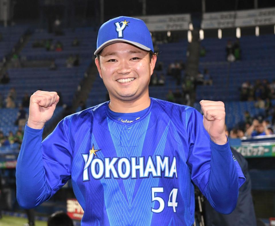 ６回無失点で２勝目を挙げ、笑顔を見せる石田裕（撮影・佐藤厚）