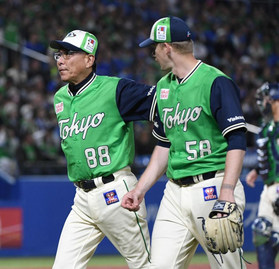 ６回、ウォルターズ（右）を降板させる池山監督（撮影・佐藤厚）