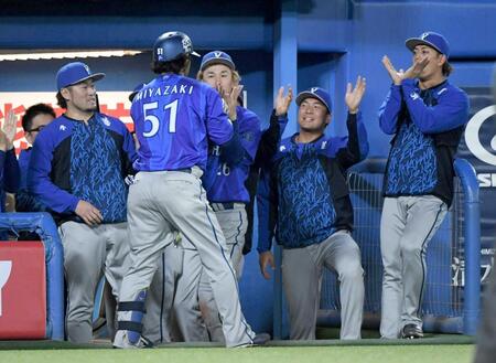 　５回、ソロを放った宮崎（５１）を迎えるＤｅＮＡナイン（撮影・佐藤厚）