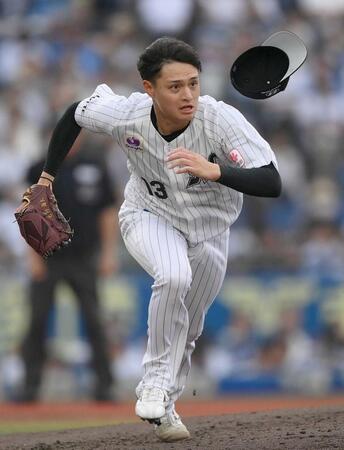 　４回、ファウルの打球に反応し、帽子を飛ばしてベースカバーに走る毛利（撮影・開出牧）