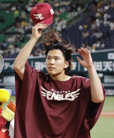 　７回無失点で２勝目を挙げ、声援に応える楽天・早川＝みずほペイペイドーム