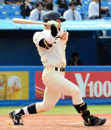 　７回、右前打を放った明大・榊原