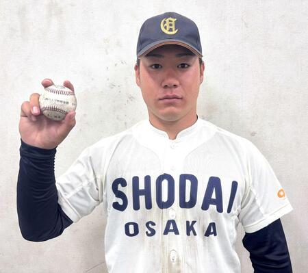 　通算１０号の記念球を手にする大商大・春山