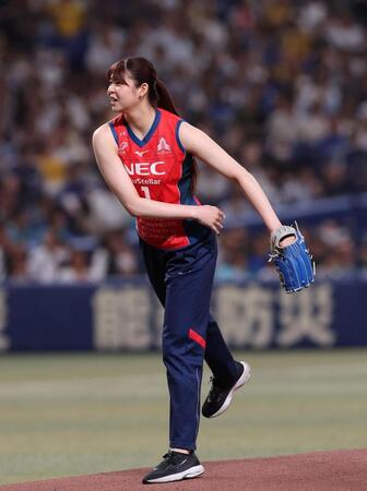 始球式を務めるＮＥＣレッドロケッツ川崎・山田二千華（撮影・西田忠信）