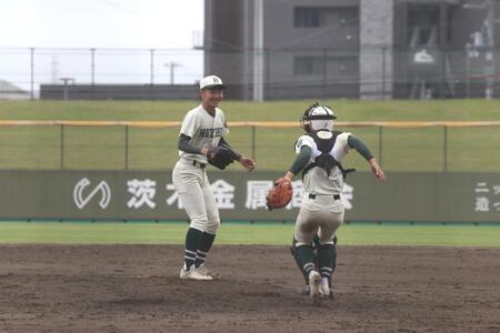 優勝し、沢田（左）に駆け寄る降旗