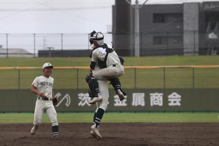 優勝し、抱き合う報徳バッテリー