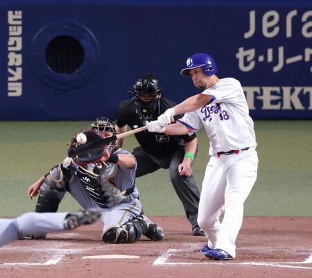 ７回、２点適時二塁打を放つ代打・阿部（撮影・立川洋一郎）