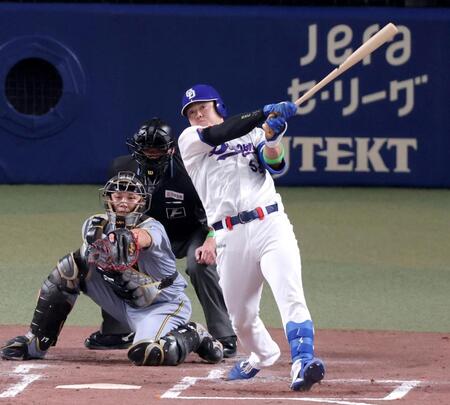 １回、右中間スタンドへ逆転３ランを放つ細川（撮影・立川洋一郎）